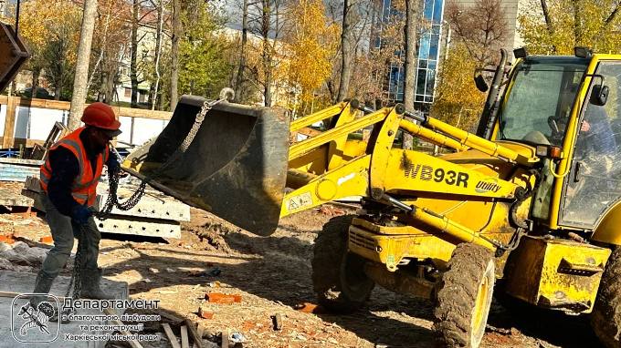 У Харкові відновлюють будинок на Ахієзерів, пошкоджений під час обстрілів